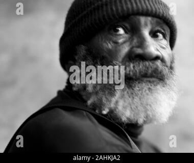 Älterer Mann, der eine Strickmütze Bärtigen. Stockfoto