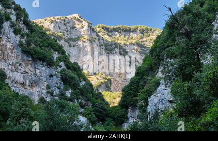 Ein V-förmiger Spalt in die Berge des Valle delle Ferriere wird durch Sonnenlicht hervorgehoben Stockfoto