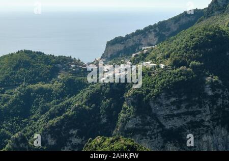 Das Dorf von Pogerola vom Wanderweg in Valle delle Ferriere gesehen, in der Nähe von Amalfi, Italien Stockfoto