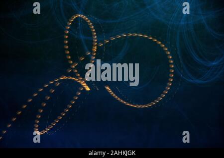 Orange Lichter über Abstrakte 24.00 Uhr blauer Hintergrund Stockfoto