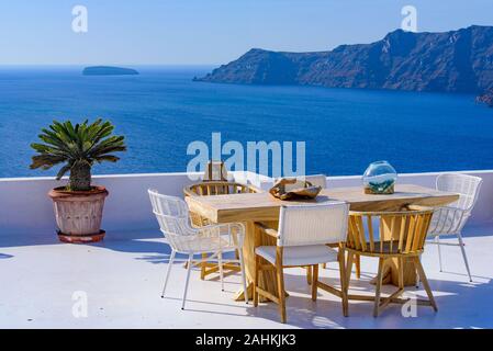 Outdoor Sitzplätze mit Blick auf die Ägäis in Oia, Santorini, Griechenland Stockfoto