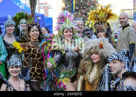 Tänzer aus London Schule von Samba in ihren bunten Kostümen führen während der Vorschau von Parade des 32. London Silvester in London. Während der diesjährigen Performance am 1. Januar 2020 über 10.000 Künstler sind ein Teil der weltweit größten Straße spektakuläre Show nehmen, mit dem Straßen-Publikum von über 500.000 und TV-Publikum, das mehr als 300 Millionen im Jahr 2019 erreicht. Stockfoto