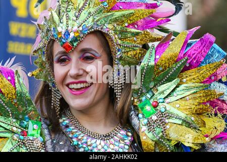 Eine Tänzerin aus London Schule der Samba in ihrer farbenfrohen Kostüm nimmt Teil während der Vorschau von Parade des 32. London Silvester in London. Während der diesjährigen Performance am 1. Januar 2020 über 10.000 Künstler sind ein Teil der weltweit größten Straße spektakuläre Show nehmen, mit dem Straßen-Publikum von über 500.000 und TV-Publikum, das mehr als 300 Millionen im Jahr 2019 erreicht. Stockfoto