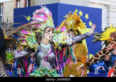 Tänzer aus London Schule von Samba in ihren bunten Kostümen führen während der Vorschau von Parade des 32. London Silvester in London. Während der diesjährigen Performance am 1. Januar 2020 über 10.000 Künstler sind ein Teil der weltweit größten Straße spektakuläre Show nehmen, mit dem Straßen-Publikum von über 500.000 und TV-Publikum, das mehr als 300 Millionen im Jahr 2019 erreicht. Stockfoto