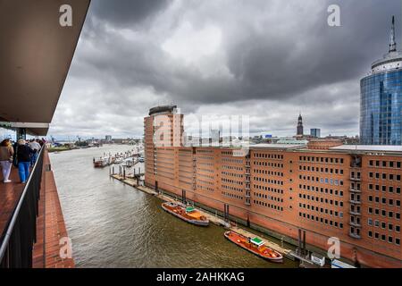 Blick auf die Red brick Bürogebäude über den Fluss von der Oberseite der Elbphilharmonie in Hamburg, Deutschland, am 16. Juli 2019 Stockfoto