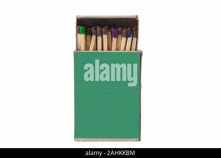 Offene Schachtel Streichhölzer. auf einem weißen Hintergrund. Stockfoto
