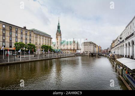 Blick auf das Rathaus - Rathaus - von der Brücke über den Fluss in Hamburg, Deutschland, am 16. Juli 2019 Stockfoto