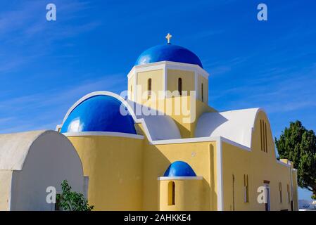 Gelbe Kirche mit Blue Dome in Oia, Santorini, Griechenland Stockfoto