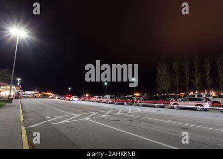 TSAWWASSEN, BC, KANADA - 1. DEZEMBER 2019: Eine Reihe von Autos warten darauf, auf eine BC-Fähre zu fahren, um nach Victoria zu überqueren. Stockfoto