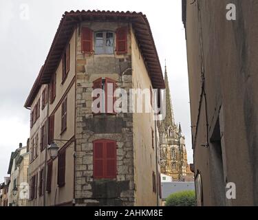 Vernacular Gebäude in den Straßen der Stadt Bayonne, mit typischen hölzernen Fensterläden, Fassaden aus Holz und Bronze Laternen Frankreich, Europa Stockfoto