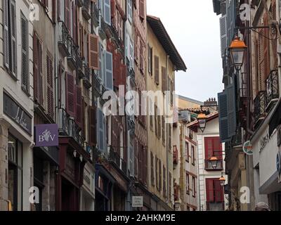 Vernacular Gebäude in den Straßen der Stadt Bayonne, mit typischen hölzernen Fensterläden, Fassaden aus Holz und Bronze Laternen Frankreich, Europa Stockfoto