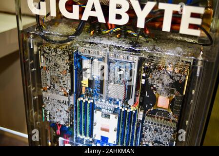 Gigabyte 2-phasig Eintauchen in Flüssigkeit (3M Novec fluid) Kühlung vollständig mit Wasser bedeckt Data Center Server/Computer des Typs auf der CES, Las Vegas, NV, USA. Stockfoto