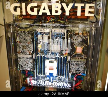 Gigabyte 2-phasig Eintauchen in Flüssigkeit (3M Novec fluid) Kühlung vollständig mit Wasser bedeckt Data Center Server/Computer des Typs auf der CES, Las Vegas, NV, USA. Stockfoto