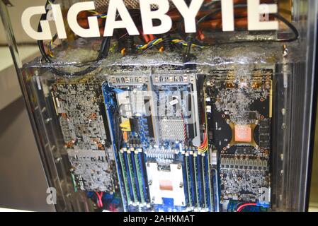 Gigabyte 2-phasig Eintauchen in Flüssigkeit (3M Novec fluid) Kühlung vollständig mit Wasser bedeckt Data Center Server/Computer des Typs auf der CES, Las Vegas, NV, USA. Stockfoto