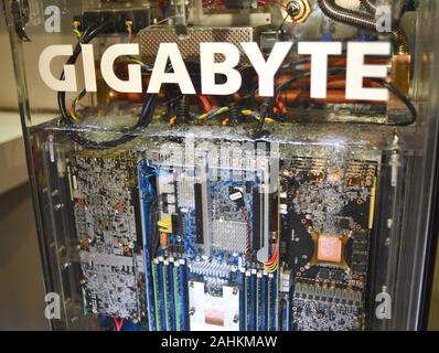 Gigabyte 2-phasig Eintauchen in Flüssigkeit (3M Novec fluid) Kühlung vollständig mit Wasser bedeckt Data Center Server/Computer des Typs auf der CES, Las Vegas, NV, USA. Stockfoto