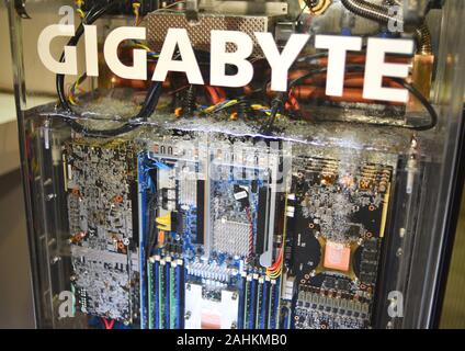 Gigabyte 2-phasig Eintauchen in Flüssigkeit (3M Novec fluid) Kühlung vollständig mit Wasser bedeckt Data Center Server/Computer des Typs auf der CES, Las Vegas, NV, USA. Stockfoto