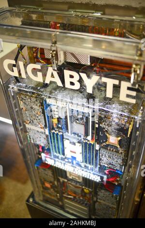 Gigabyte 2-phasig Eintauchen in Flüssigkeit (3M Novec fluid) Kühlung vollständig mit Wasser bedeckt Data Center Server/Computer des Typs auf der CES, Las Vegas, NV, USA. Stockfoto