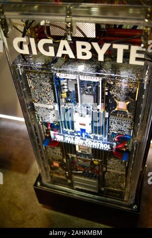 Gigabyte 2-phasig Eintauchen in Flüssigkeit (3M Novec fluid) Kühlung vollständig mit Wasser bedeckt Data Center Server/Computer des Typs auf der CES, Las Vegas, NV, USA. Stockfoto