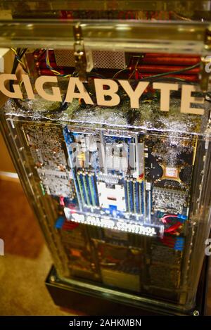 Gigabyte 2-phasig Eintauchen in Flüssigkeit (3M Novec fluid) Kühlung vollständig mit Wasser bedeckt Data Center Server/Computer des Typs auf der CES, Las Vegas, NV, USA. Stockfoto
