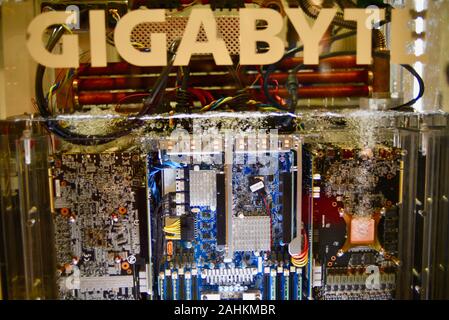 Gigabyte 2-phasig Eintauchen in Flüssigkeit (3M Novec fluid) Kühlung vollständig mit Wasser bedeckt Data Center Server/Computer des Typs auf der CES, Las Vegas, NV, USA. Stockfoto