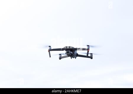 SOOKE, BC, KANADA - 25. DEZEMBER 2019: Ein DJI Mavic 2 Pro vor weißem Hintergrund. Stockfoto