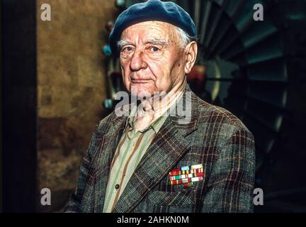 Ein Sowjetunion Veteran aus dem Zweiten Weltkrieg das Tragen einer Baskenmütze und seine militärische Medaillen. Stockfoto