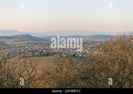 Blick auf die Berge von Buda aus Mogyorod in Ungarn. Stockfoto