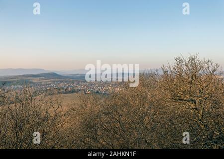 Blick auf die Berge von Buda aus Mogyorod in Ungarn. Stockfoto