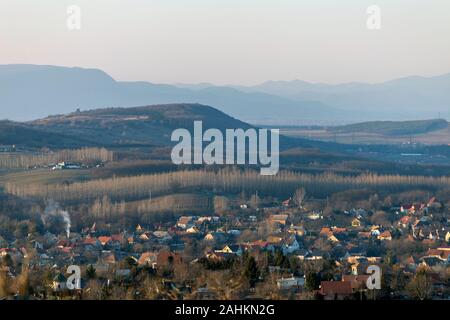 Blick auf die Berge von Buda aus Mogyorod in Ungarn. Stockfoto