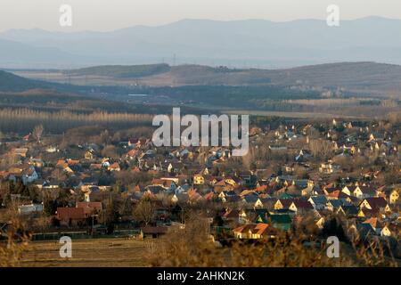 Blick auf die Berge von Buda aus Mogyorod in Ungarn. Stockfoto