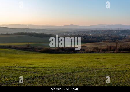 Blick auf die Berge von Buda aus Mogyorod in Ungarn. Stockfoto