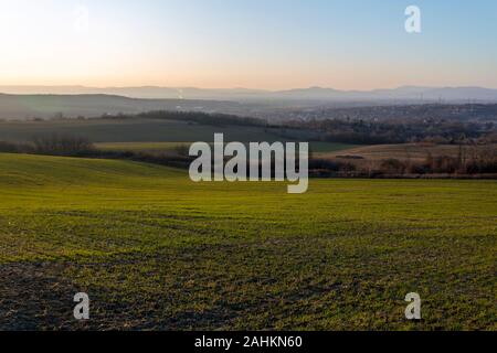 Blick auf die Berge von Buda aus Mogyorod in Ungarn. Stockfoto