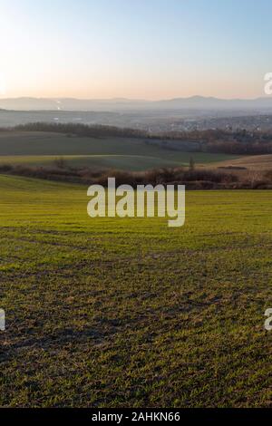 Blick auf die Berge von Buda aus Mogyorod in Ungarn. Stockfoto