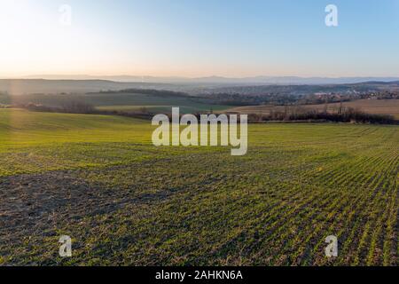 Blick auf die Berge von Buda aus Mogyorod in Ungarn. Stockfoto