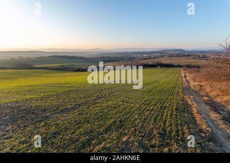 Blick auf die Berge von Buda aus Mogyorod in Ungarn. Stockfoto