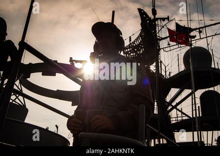 Ein Blick auf die türkische Kriegsschiff TCG Gazi Cezayirli Hasan Pasa (A-579) früher eine Deutsche, Rhein-klasse Angebot. Stockfoto