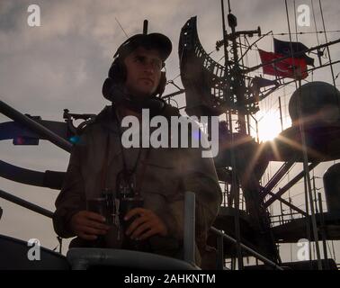 Ein Blick auf die türkische Kriegsschiff TCG Gazi Cezayirli Hasan Pasa (A-579) früher eine Deutsche, Rhein-klasse Angebot. Stockfoto