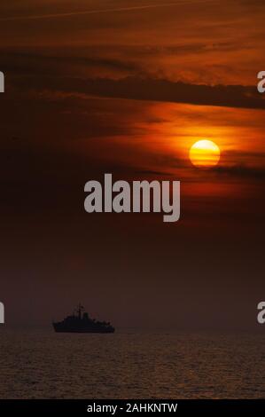 Sonnenuntergang im Mittelmeer und die griechische, die griechische Marine Jagd klasse HS Kallisto Stockfoto