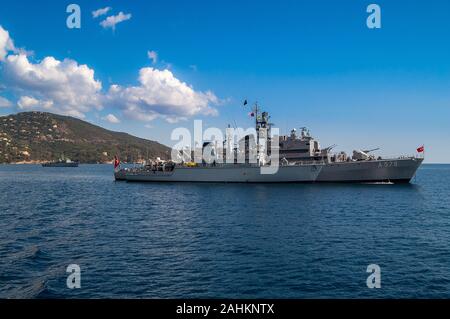 Die türkische Kriegsschiff TCG Gazi Cezayirli Hasan Pasa (A-579) mit dem Vereinigten Königreich Jagd klasse HMS Hurworth neben und der griechischen Jagd klasse HS Kallisto über Stockfoto