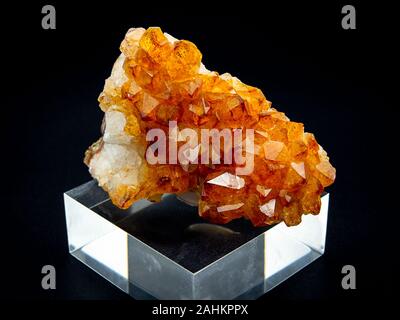 Citrin Quarze Mineral auf schwarzem Hintergrund Stockfoto