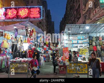 Blick auf eine Straße in Mong Kok Viertel von Hongkong bei Nacht Stockfoto