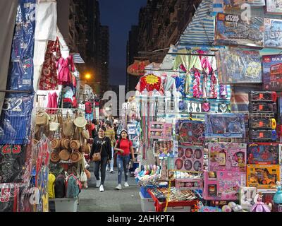 Blick auf eine Straße in Mong Kok Viertel von Hongkong bei Nacht Stockfoto