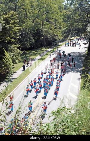 Xiaobo chinesischer Taille Drum Dance Group Parade durch die kulturellen Gärten von Rockefeller Park in Cleveland, Ohio, USA auf 2019 Eine Welt Tag. Stockfoto