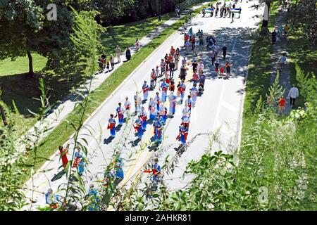 Xiaobo chinesischer Taille Drum Dance Group Parade durch die kulturellen Gärten von Rockefeller Park in Cleveland, Ohio, USA auf 2019 Eine Welt Tag. Stockfoto