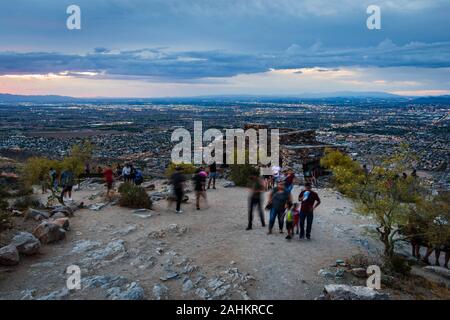 Touristen am Lake Aussichtsturm auf der Spitze des South Mountain. South Mountain Park, Arizona. Stockfoto