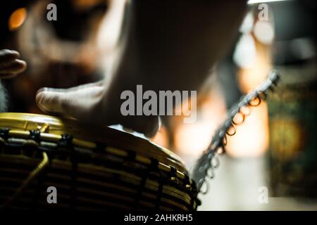 Durch unscharfe nicht erkennbarer Perkussionisten Musiker gespielt. Schnelle Hände spielen auf der Trommel. Authentische Nahaufnahme Musikinstrument. Stockfoto