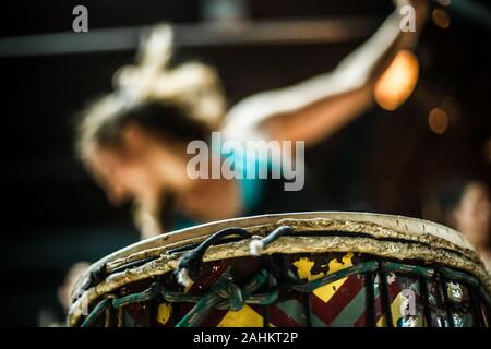 Durch unscharfe nicht erkennbarer Perkussionisten Musiker gespielt. Schnelle Hände spielen auf der Trommel. Authentische Nahaufnahme Musikinstrument. Stockfoto