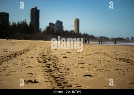 Reifenspuren am Strand Stockfoto