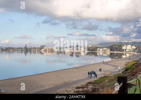 Bewölkt Dezember Morgen am Mission Bay Park. San Diego, Kalifornien, USA. Stockfoto