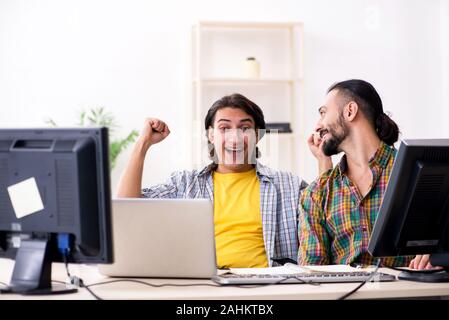 Die beiden IT-Spezialisten, die im Büro Stockfoto